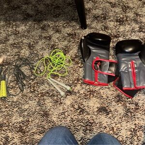 Boxing Essentials Bundle – Everlast Boxing Gloves + 2 Jump Ropes – Used